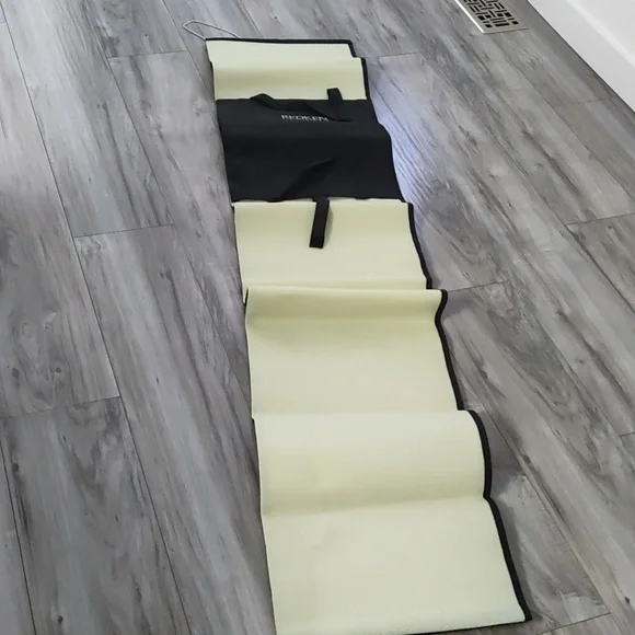 Large folding Beach Mat! Attached inflatable head pillow! 🏖️ - Picture 6 of 6